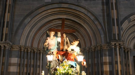 Dalla processione delle Macchine allo scoprimento del Crocifisso