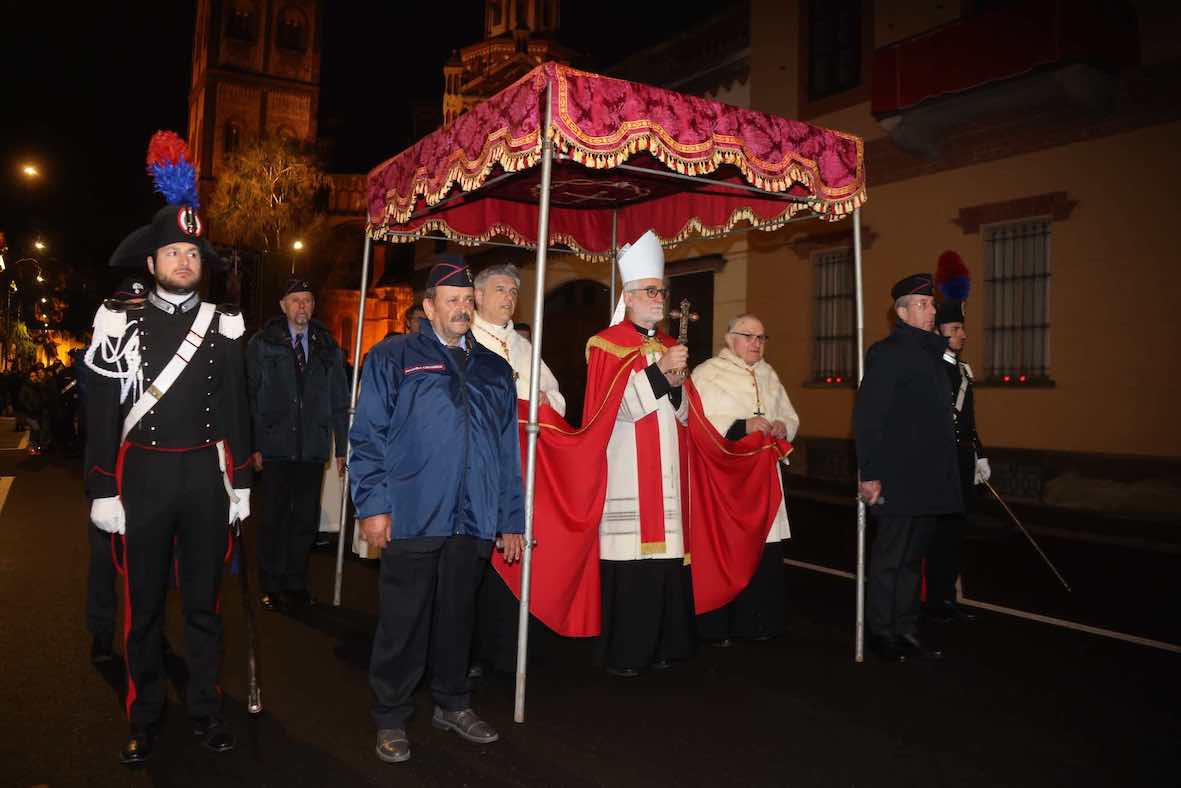 L'Arcivescovo guida la processione delle Macchine (foto Cherchi)