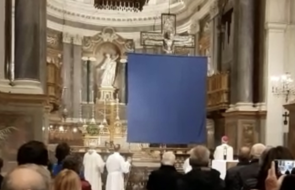 Il momento dello scoprimento del Crocifisso la mattina di Pasqua in Duomo