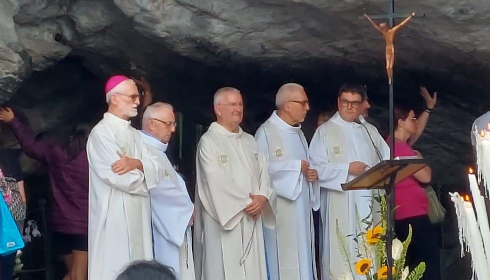 Mons. Arnolfo alla Grotta con altri sacerdoti e mons. Angelino