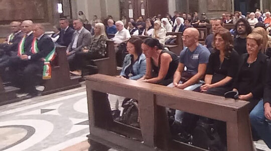 Duomo gremito per la veglia in ricordo delle vittime di Brandizzo