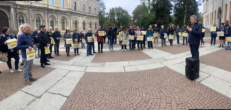 L'intervento di mons. Bedello sul sagrato di S. Andrea