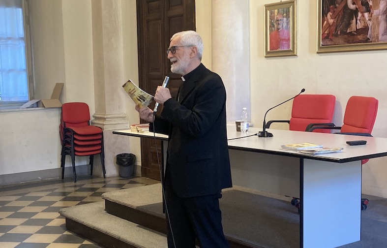 Mons. Arnolfo presenta la nota pastorale ai sacerdoti