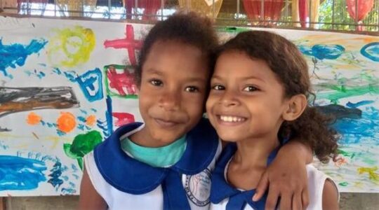 Raccolta di materiale per i bambini della missione in Papua